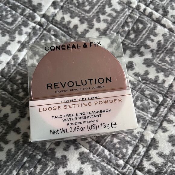 Revolution Light Yellow Conceal and Fix Loose Setting Powder - Picture 1 of 3